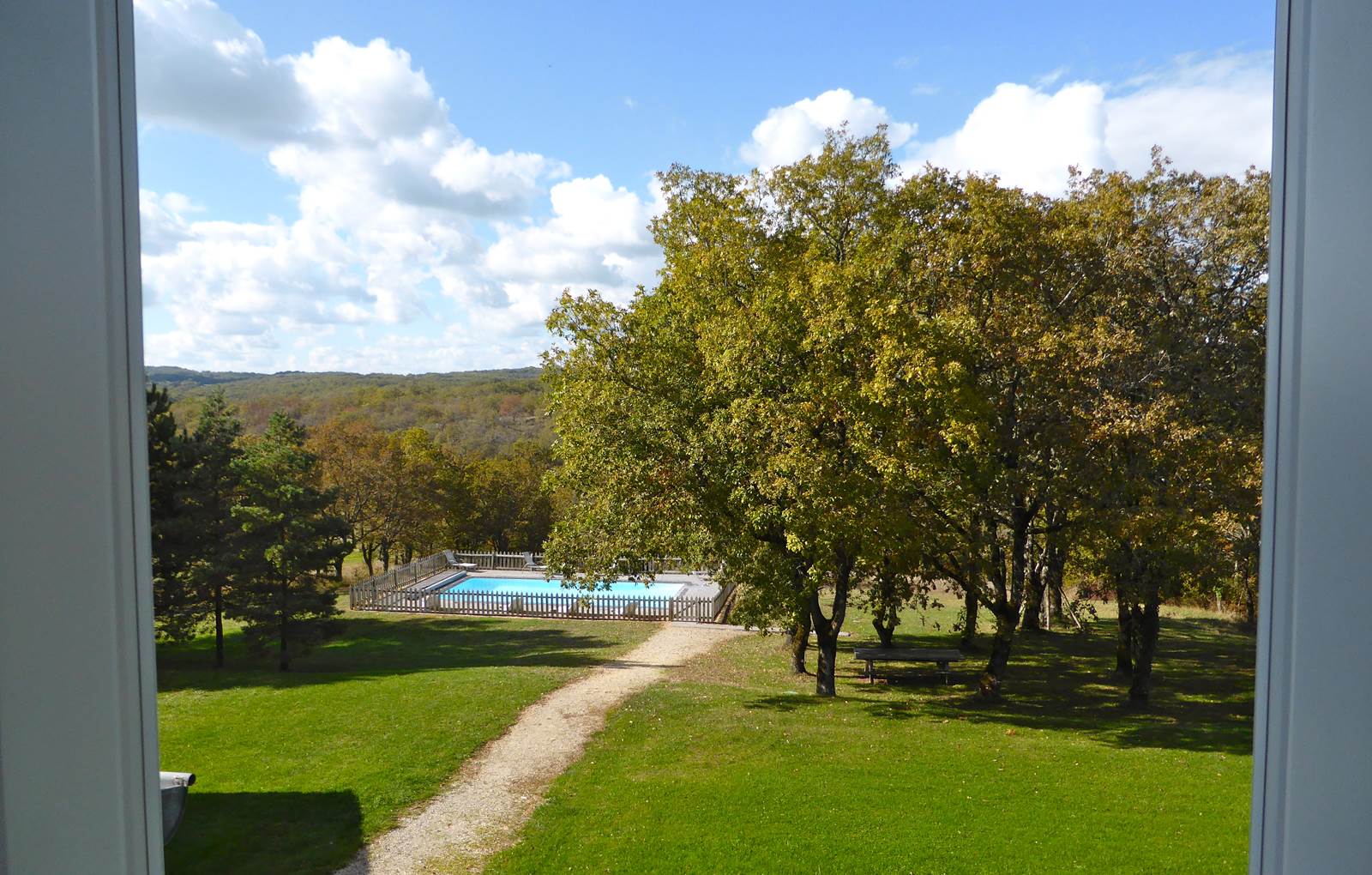 piscine chauffée nature préservée et vallonnée en Périgord Noir-carousel