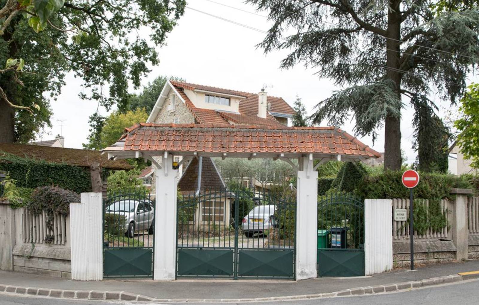 jardin extérieur depuis l'entrée parkings-carousel