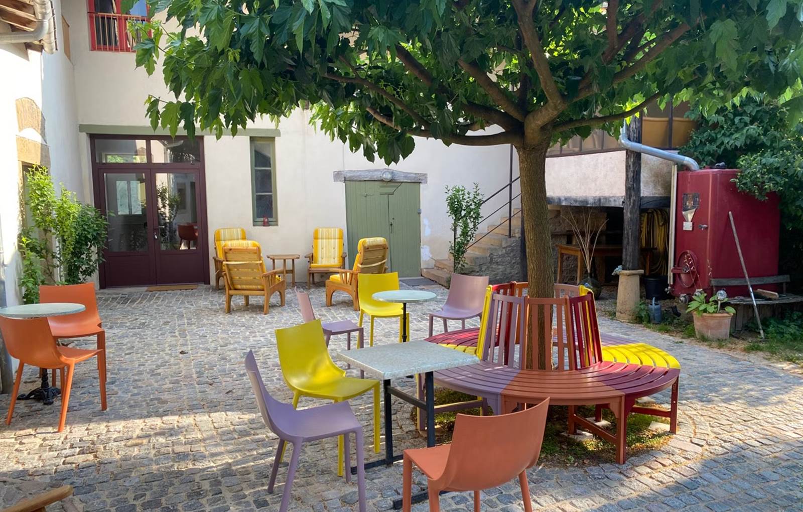 Cour-Gite-Etrigny-quinousrelie_courtyard-carousel