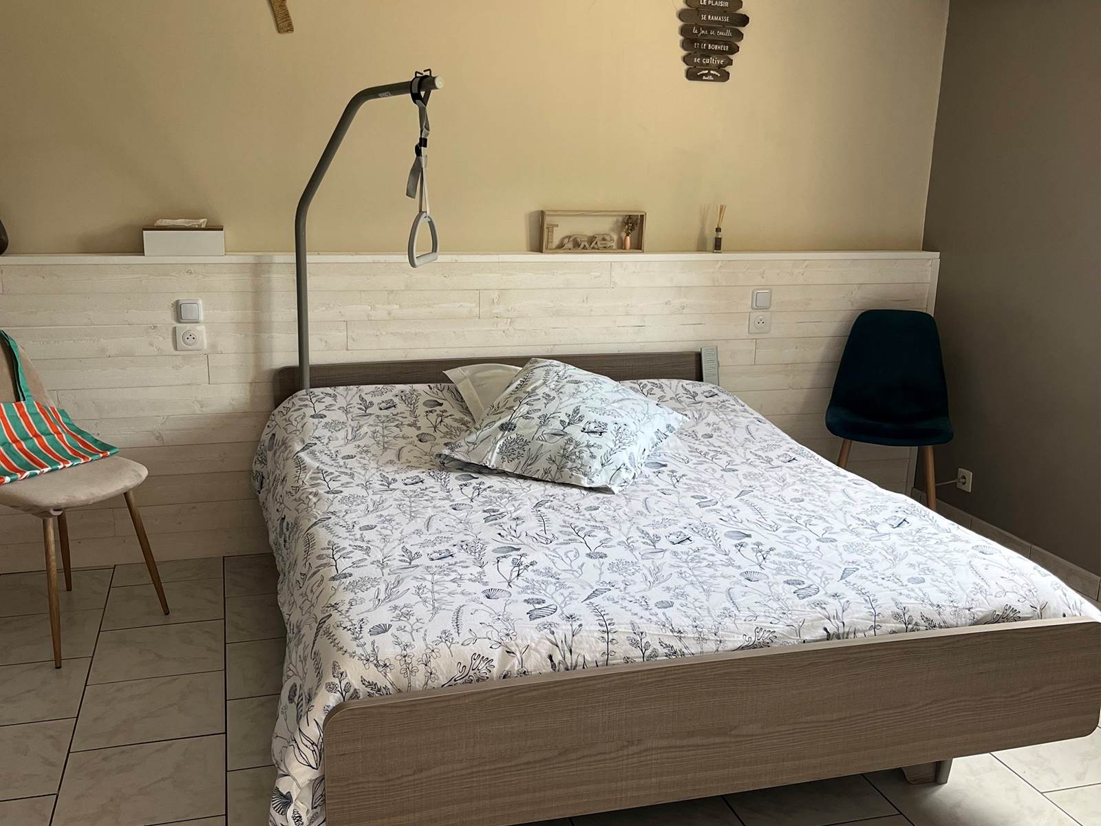 sur demande à notre association vous pouvez avoir un lit médicalisé pour 2 personnes