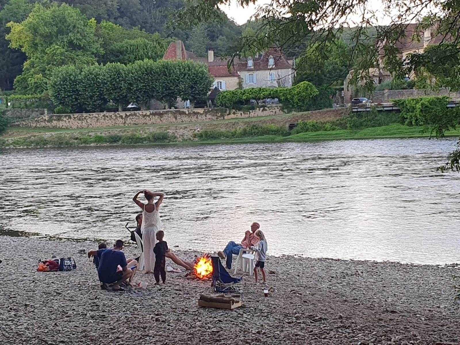 pique-nique sur la plage de Limeuil