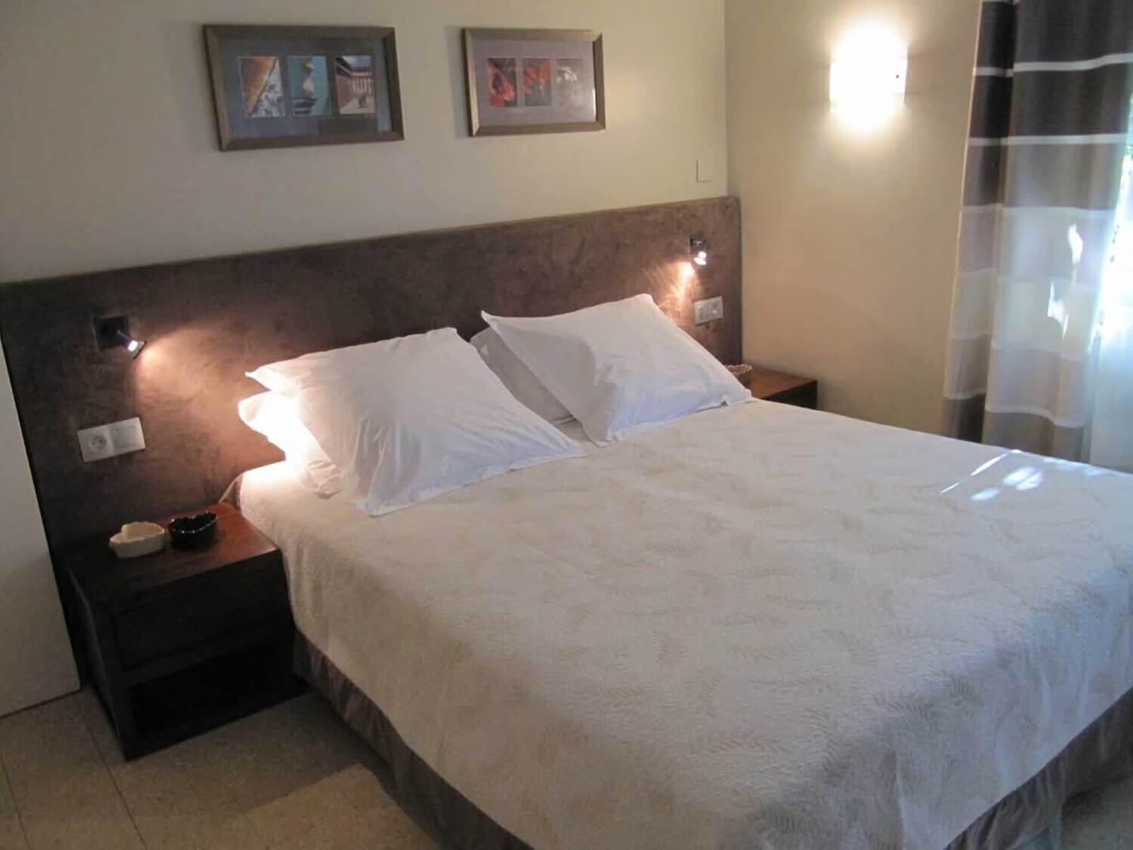 Serenity home_villa_conviviale_chambre_marron