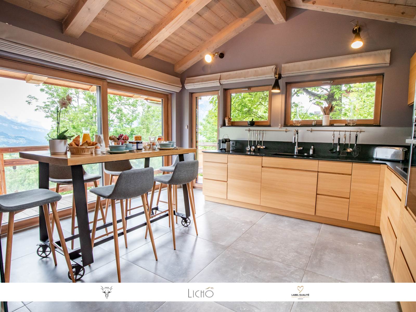 Belle cuisine équipée, semi ouverte