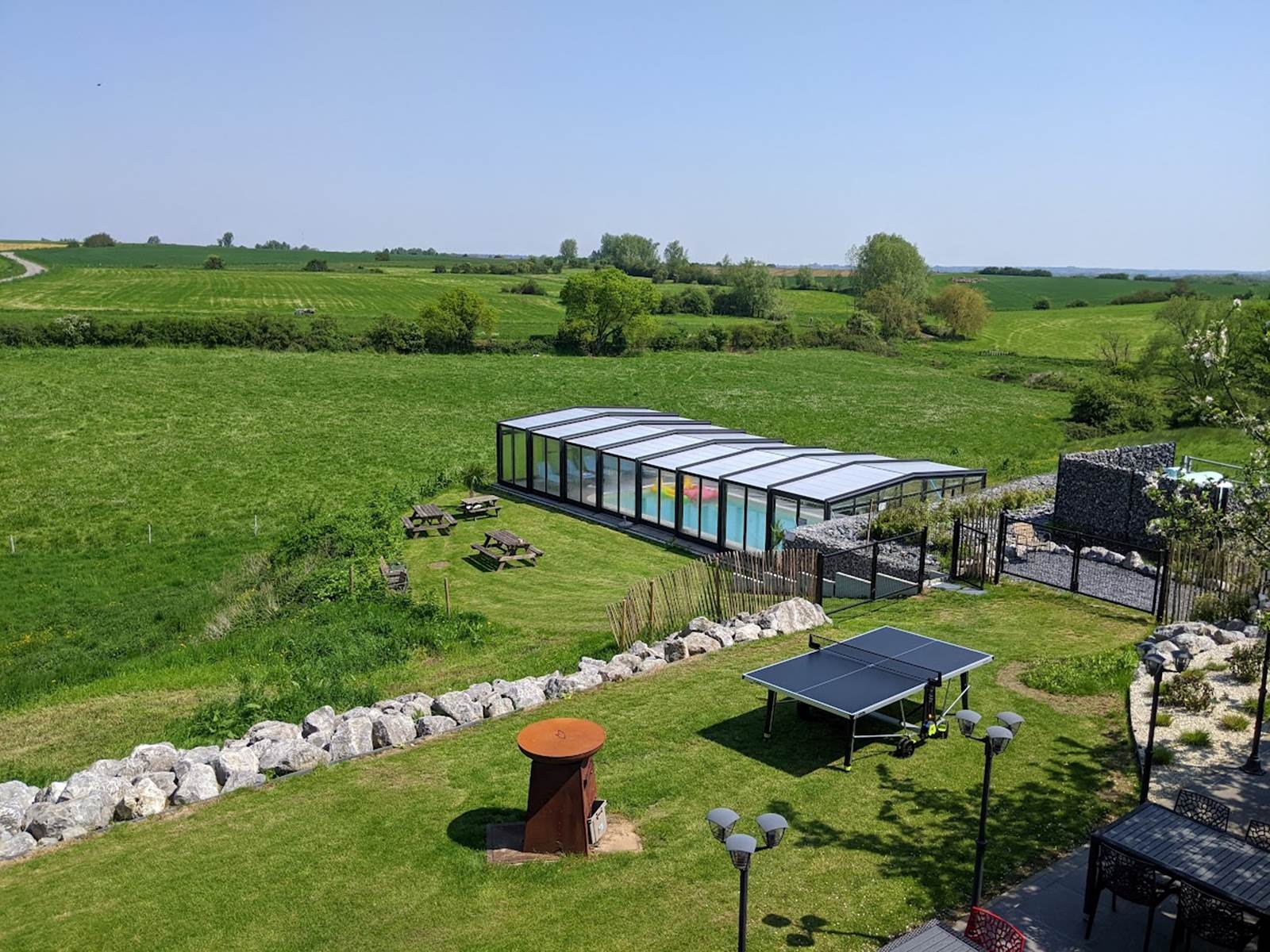 Vue sur la campagne et notre piscine couverte