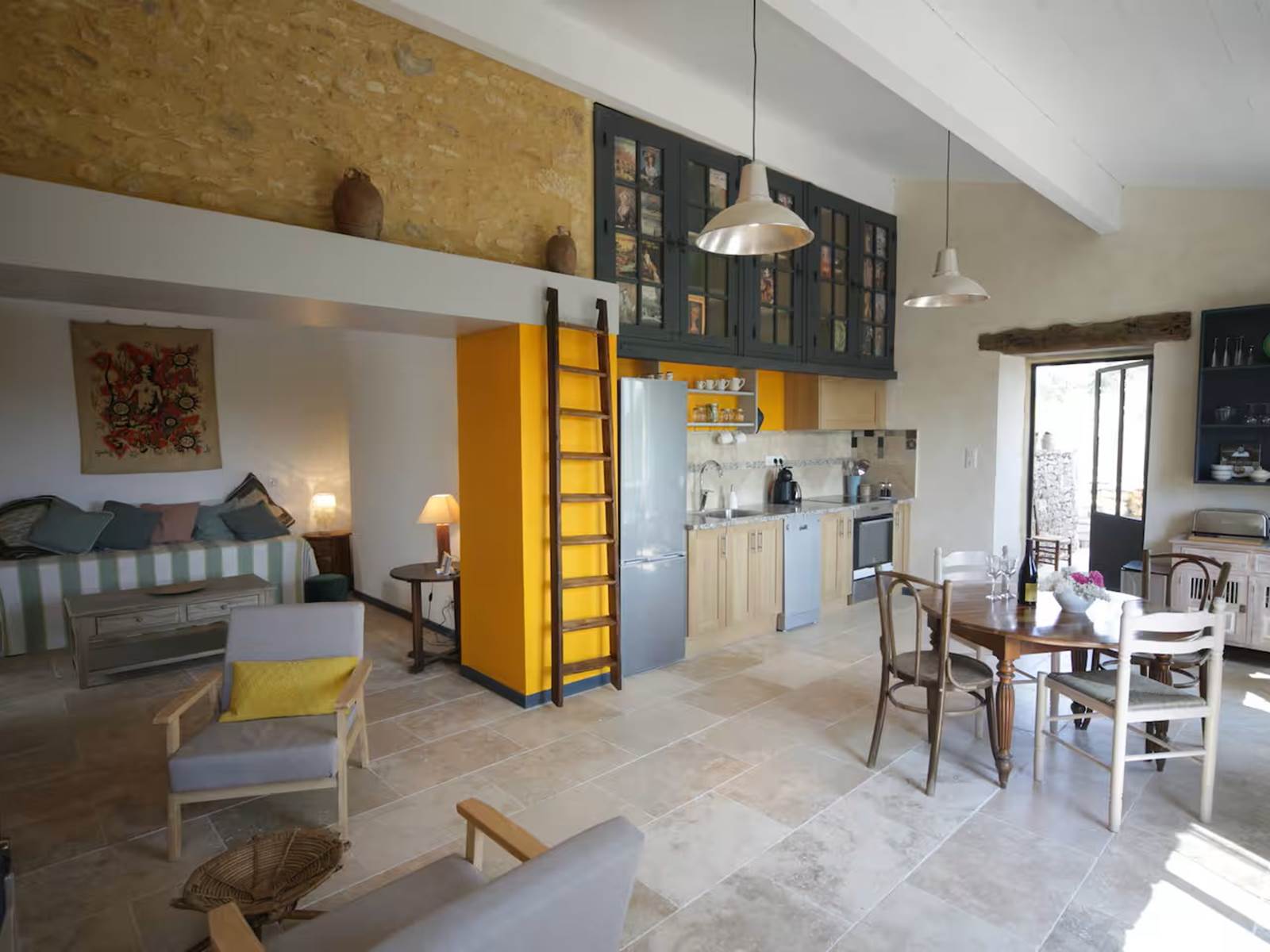 Cuisine équipée lumineuse et Salon TV Petite Maison