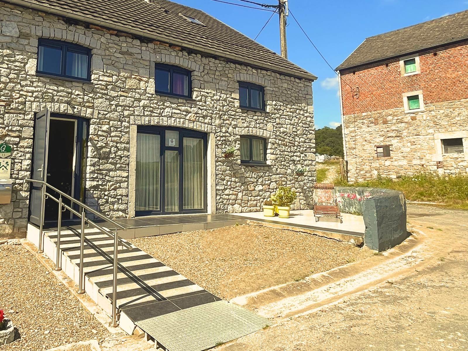 Le terrain à droite du bâtiment nous appartient. Possibilité de parquer 4 véhicules