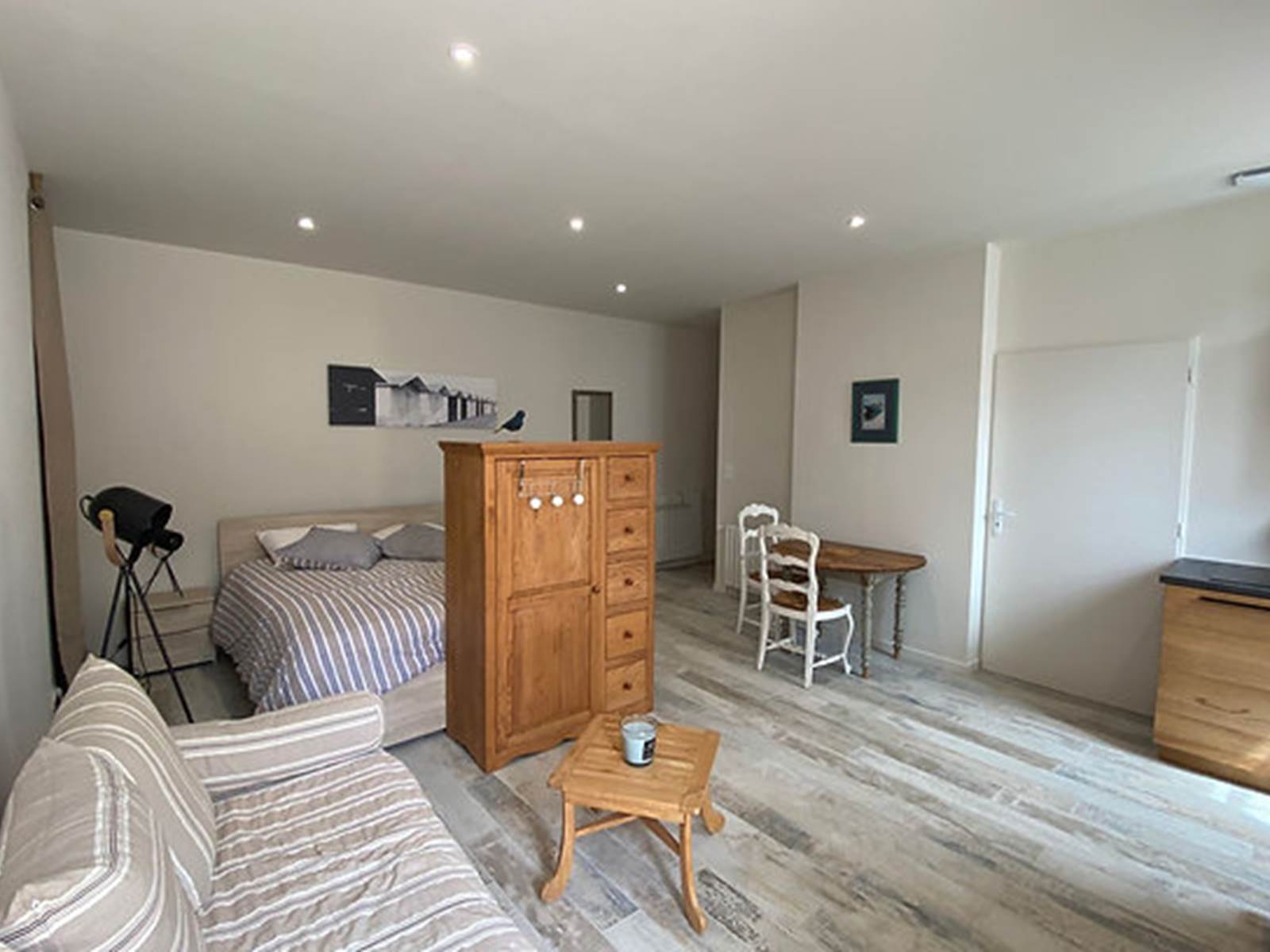 CHAMBRES-D'HÔTES-LE-PUITS-SAINTE-CLAIRE-Studio-Salon