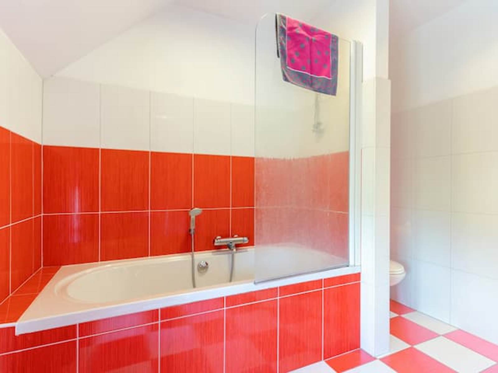 La salle de bain de la chambre Rouge égale à celle de la chambre Fuchsia mais..en concordance au niveau couleur.