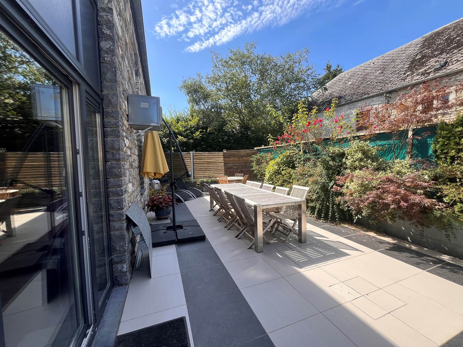 Terrasse spacieuse et son barbecue