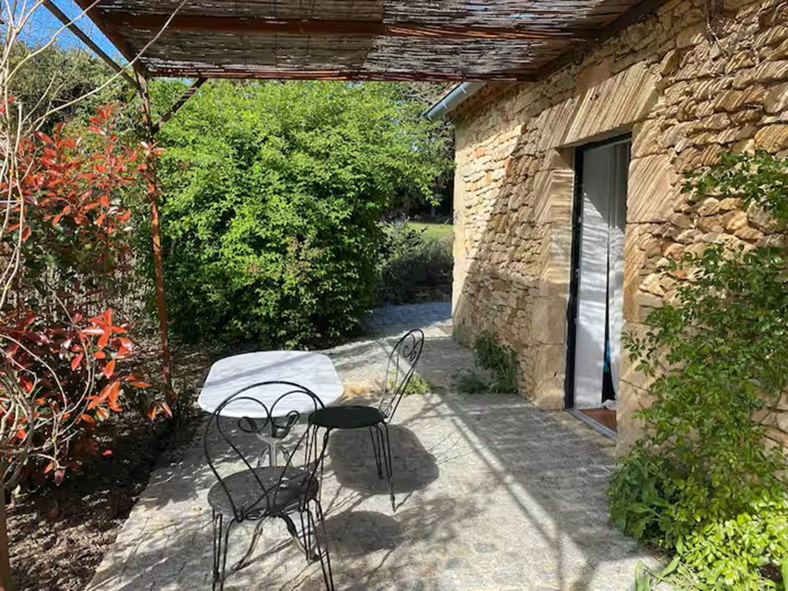 Terrasse secondaire ombragée accès Chambre 3 et 4