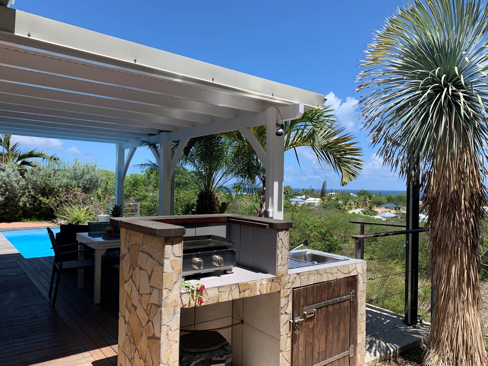 Plancha au gaz, douche solaire extérieur, terrasse... une vie au soleil