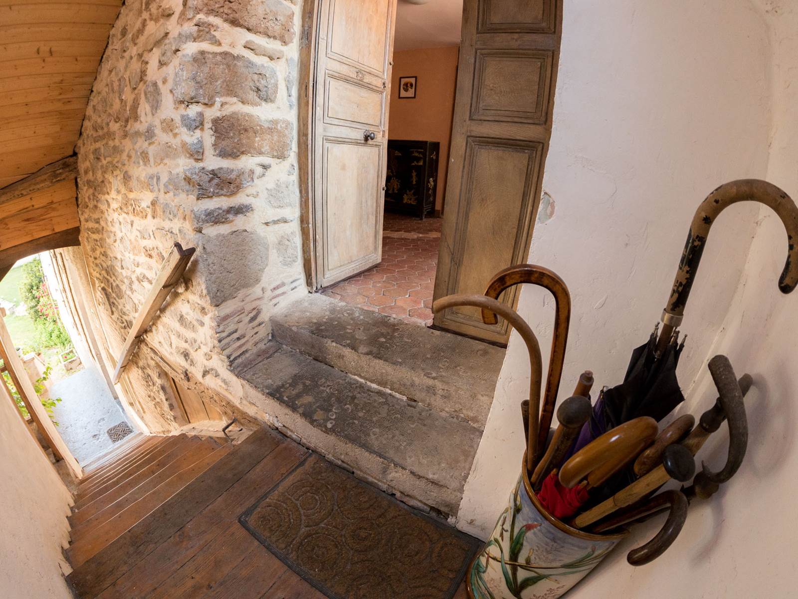 Un escalier permet l'accès à l'étage des chambres d'hôtes-carousel