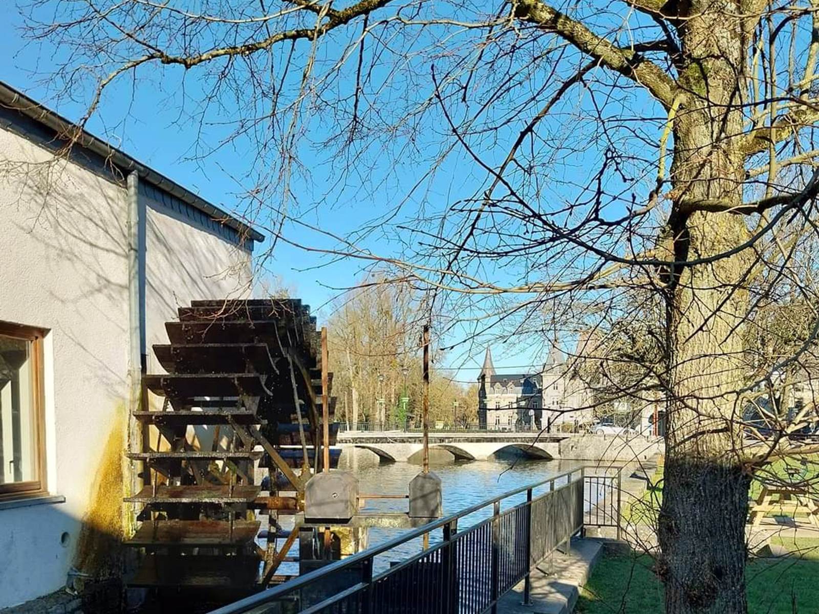 Nismes   Roue à aubes-carousel