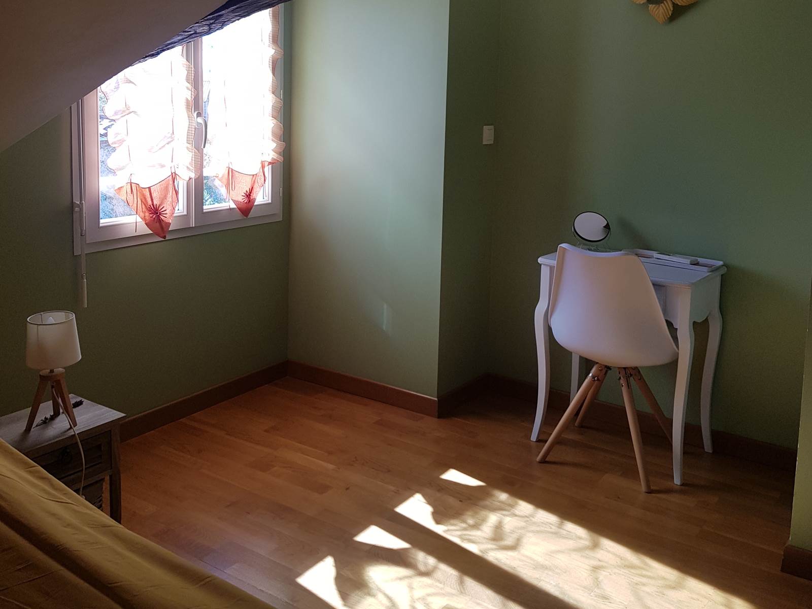 1 des 2 chambres avec bureau/table