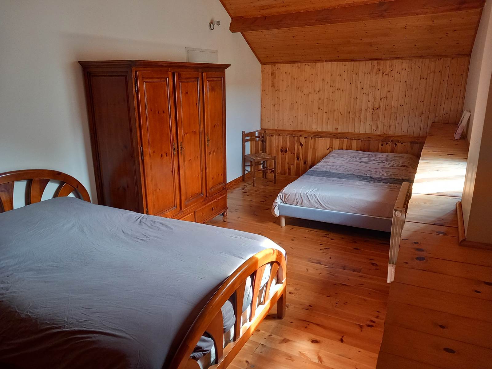 A L'ETAGE CHAMBRE 2 (2 lits 140x190)