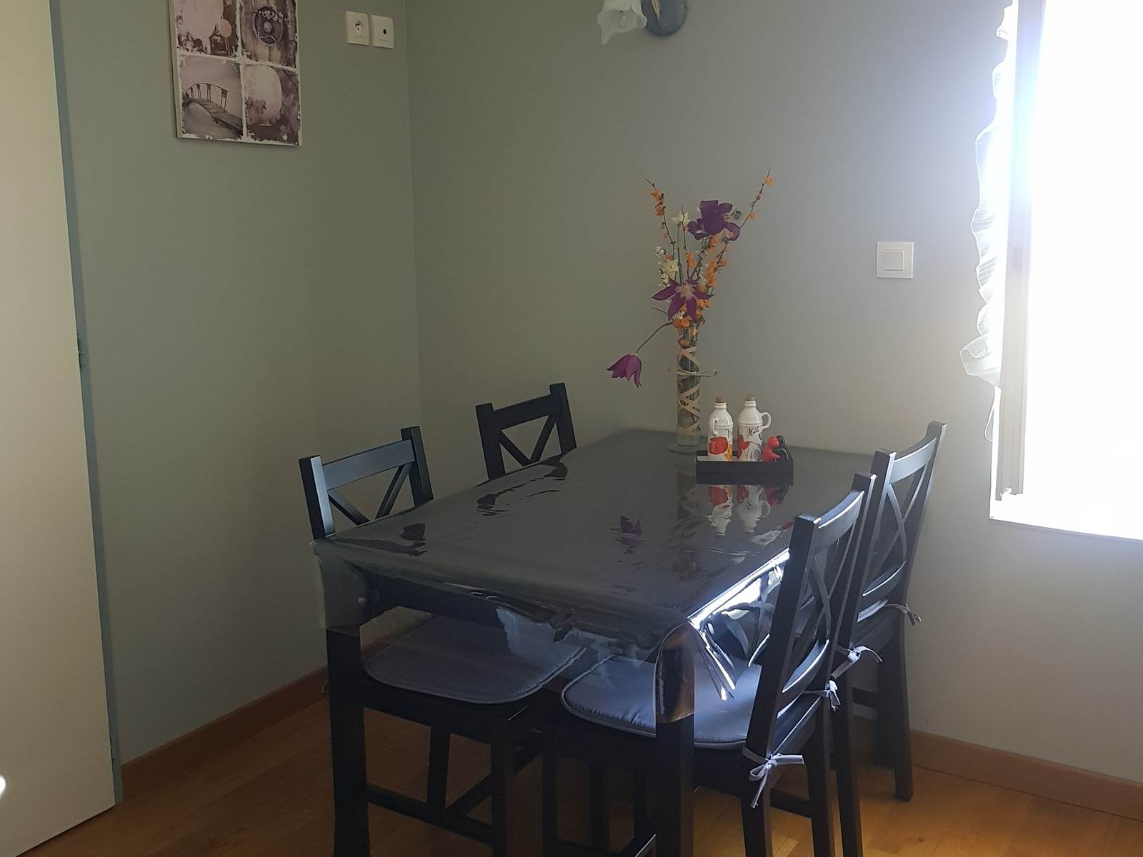 Table pour les repas dans l'appartement