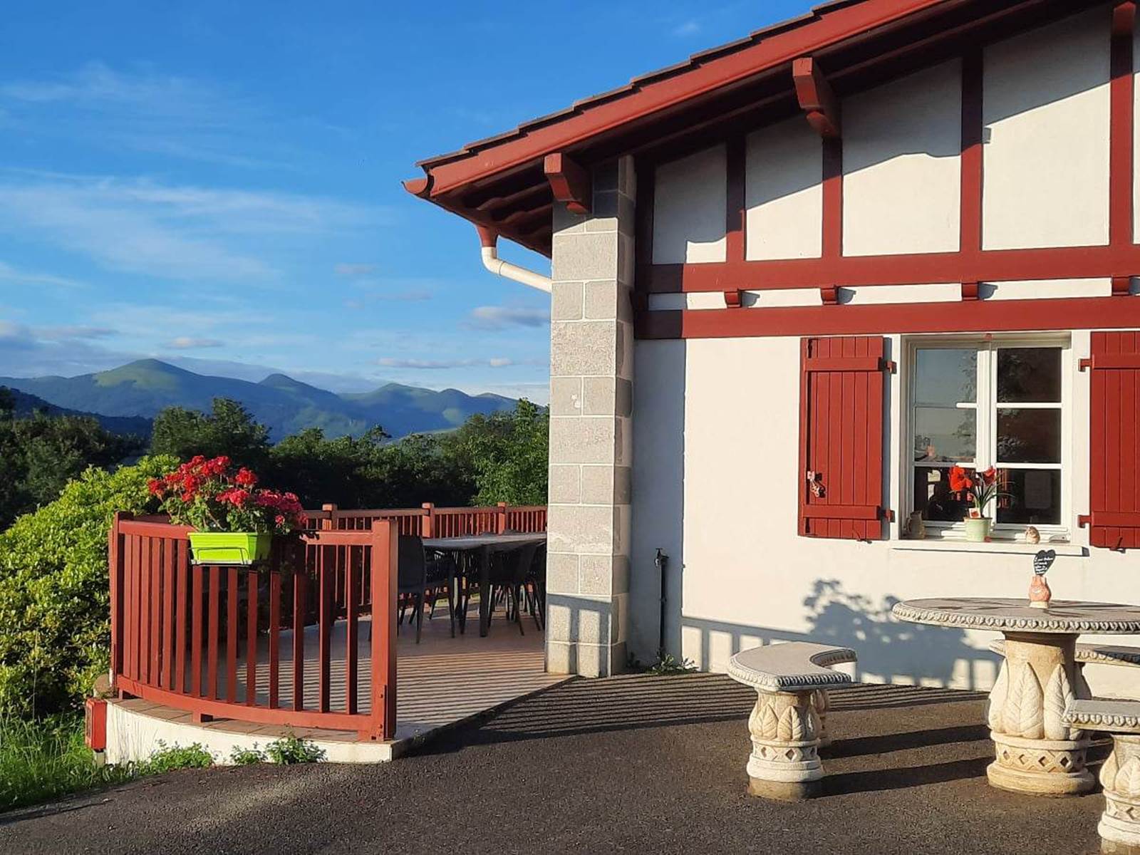 Gite Izarrak_Compostelle_pays basque_façade-carousel