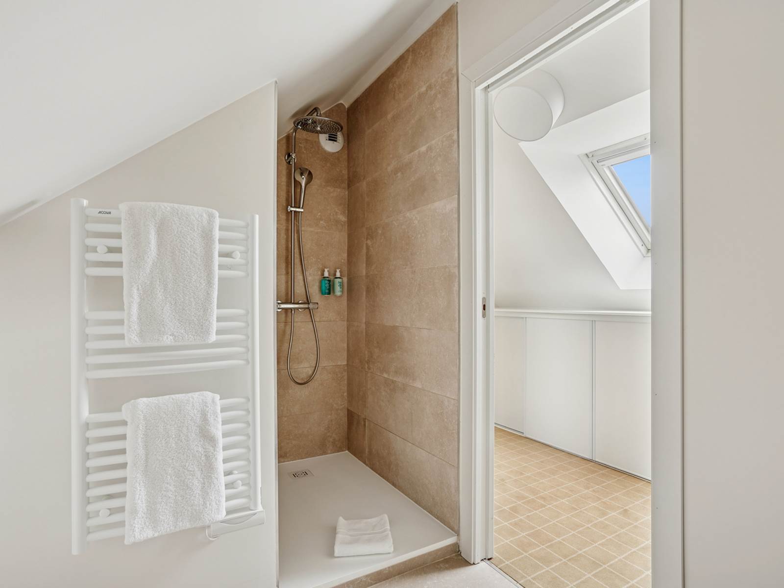 salle-de-bain-chambre-essentielle-douche-hotel-arradon