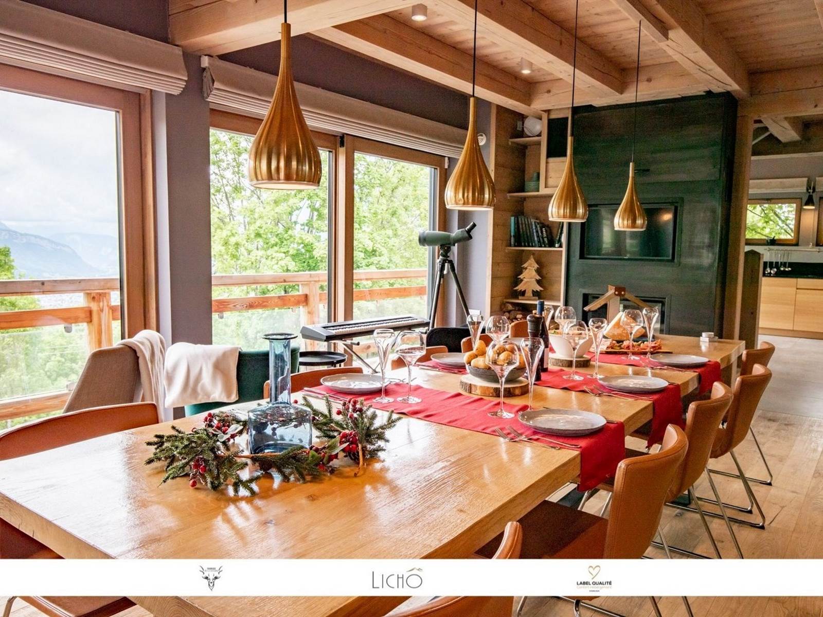 Pièce de vie chaleureuse et lumineuse