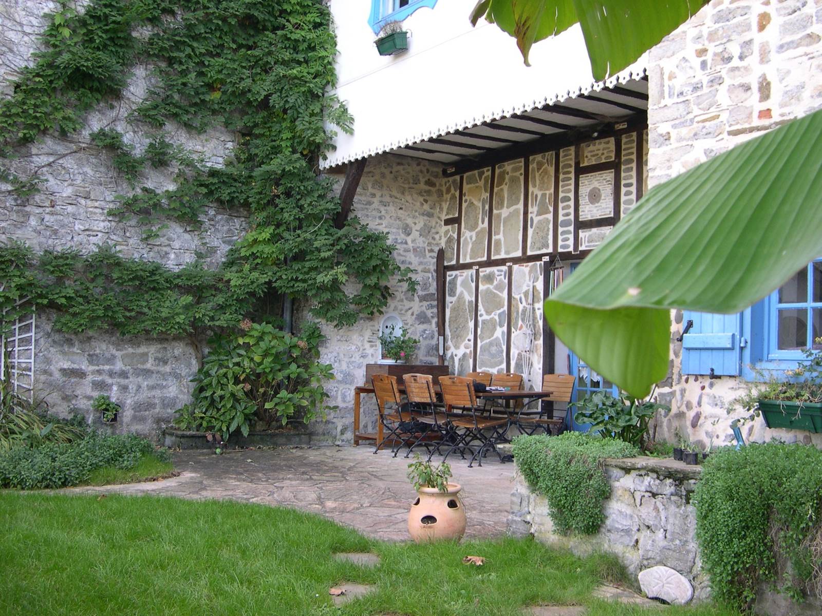 Chambres d'hôtes l'Amphitryon à Oloron Sainte Marie - Petit déjeuner en terrasse