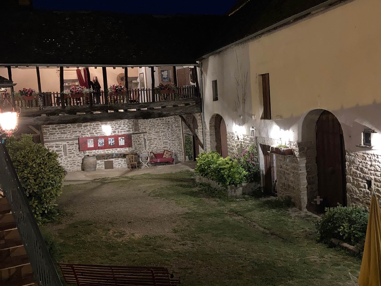 Cour inte´rieure ferme´e by night 2022-carousel