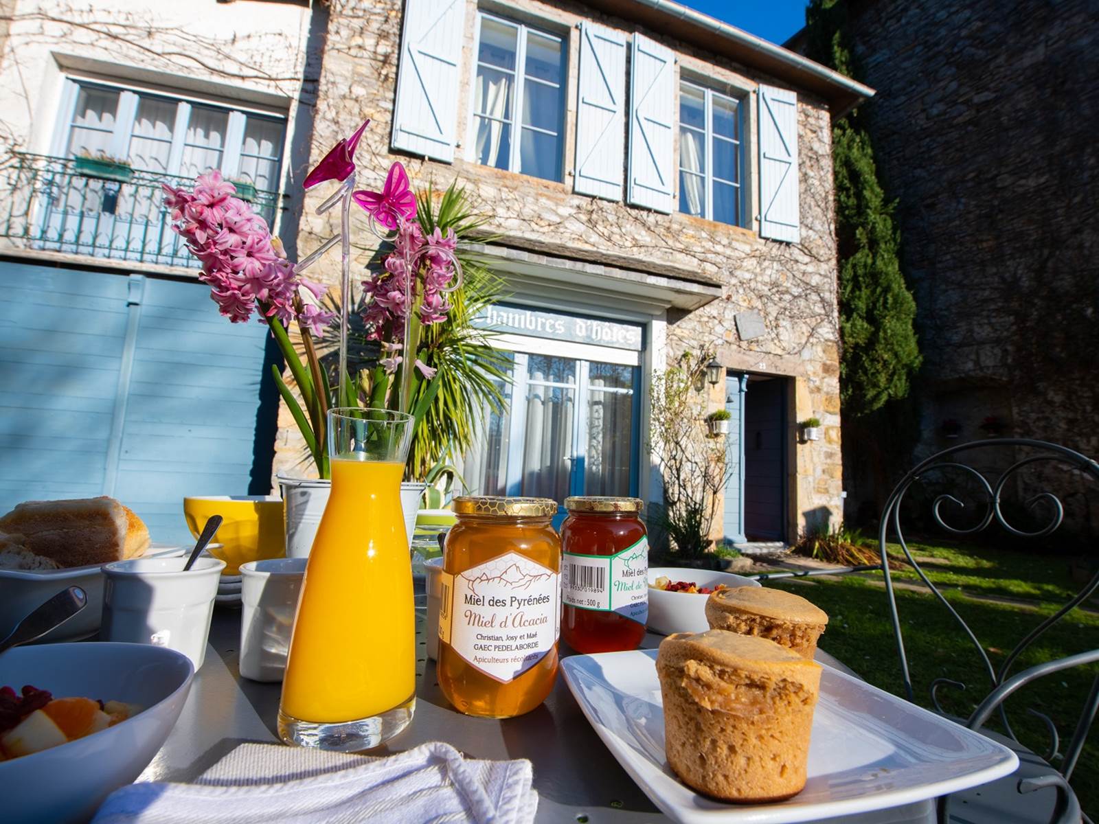 Maison d'hôtes l'Amphitryon - A l'heure du petit déjeuner fait maison à base de produits locaux