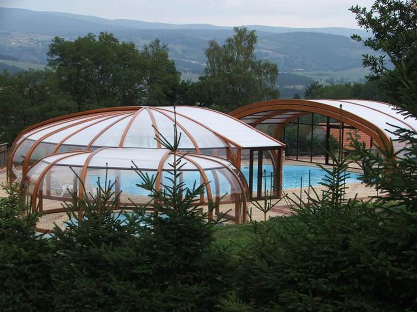 Les Chalets de la Margeride: La piscine demi découverte