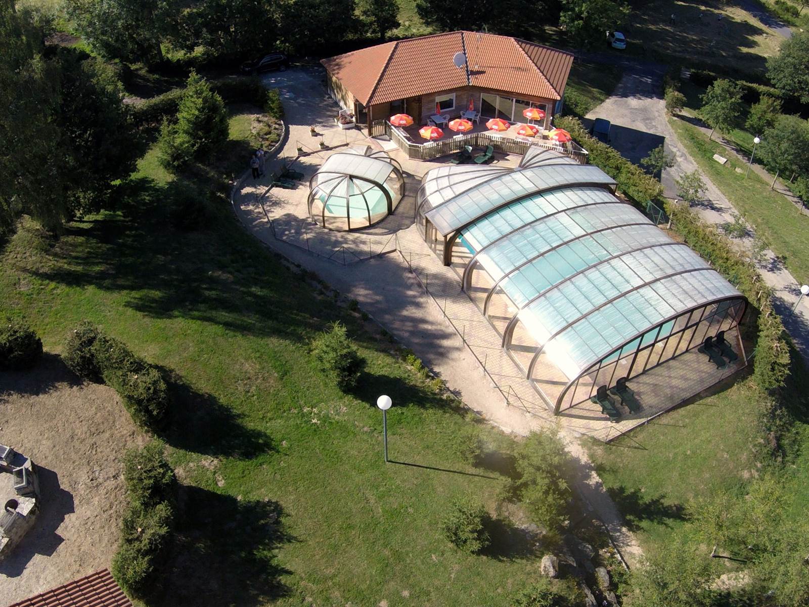 Les Chalets de la Margeride: Vue de l'Accueil, Piscines, terrasses, …et l'l'aire des barbecues