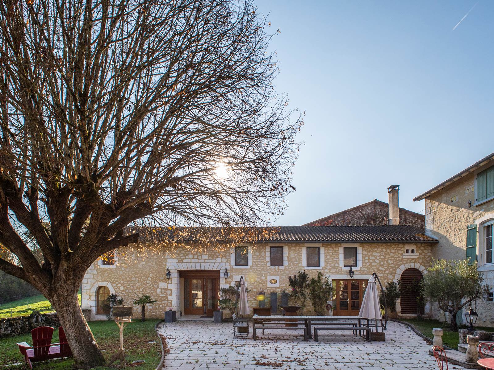 Cour Pavée et fermée Le Terrier des Lapins et La Grande Maison