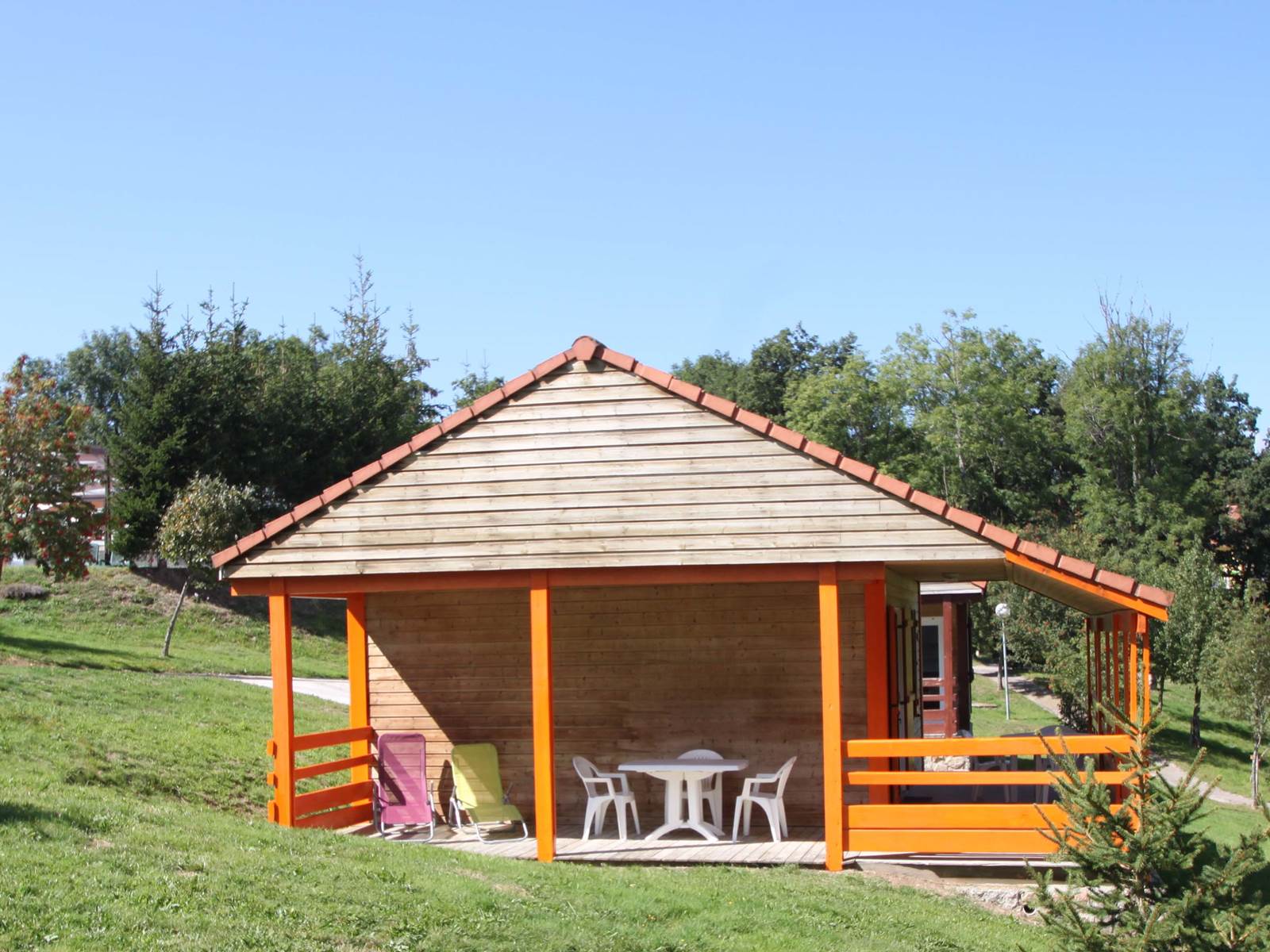 Les Chalets de la Margeride Des chalets couleur "Vacances"