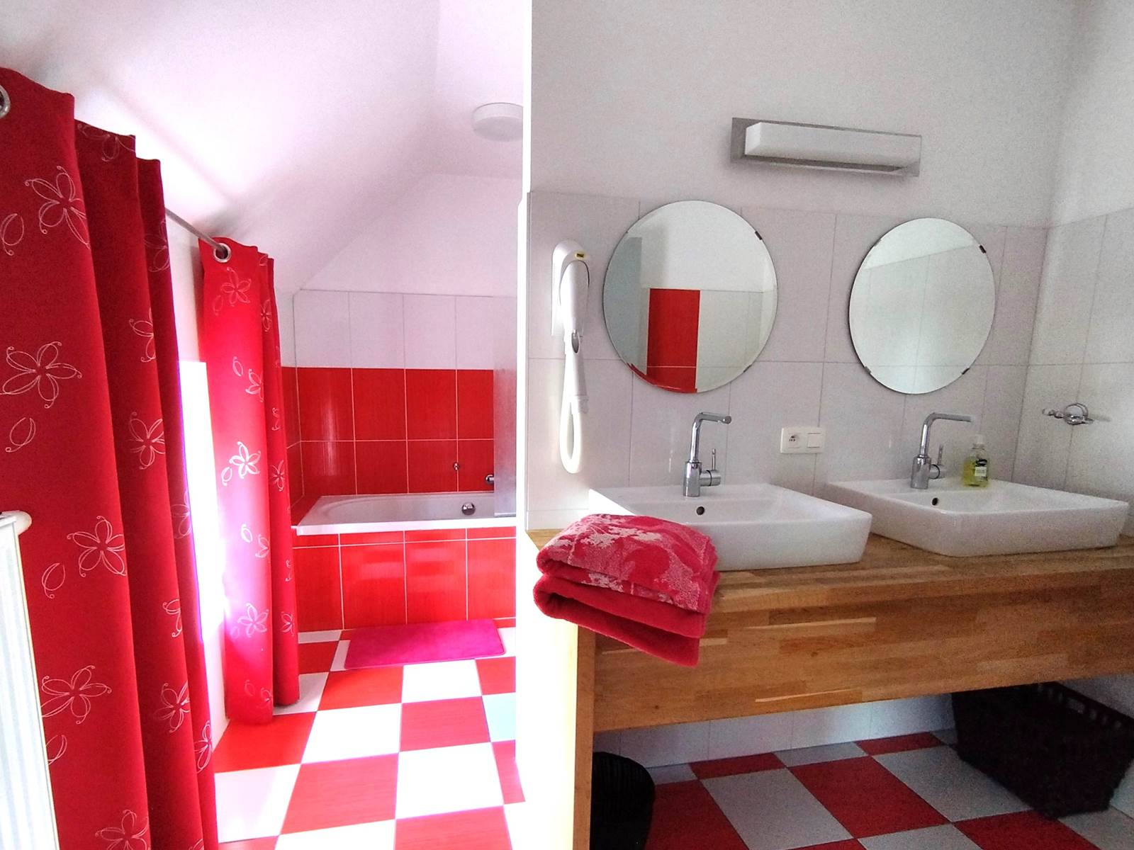 Salle de bains adaptée aux couleurs de la chambre