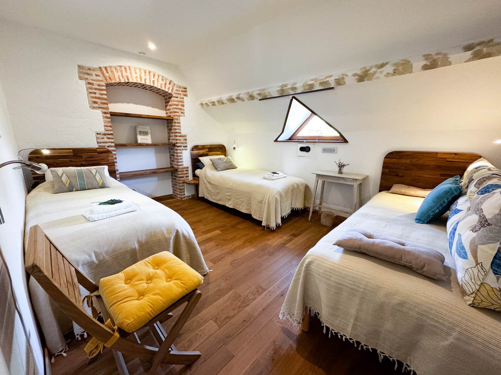 chambre Amaranthe vs 3 lits simple avec salle de bain wc privatif