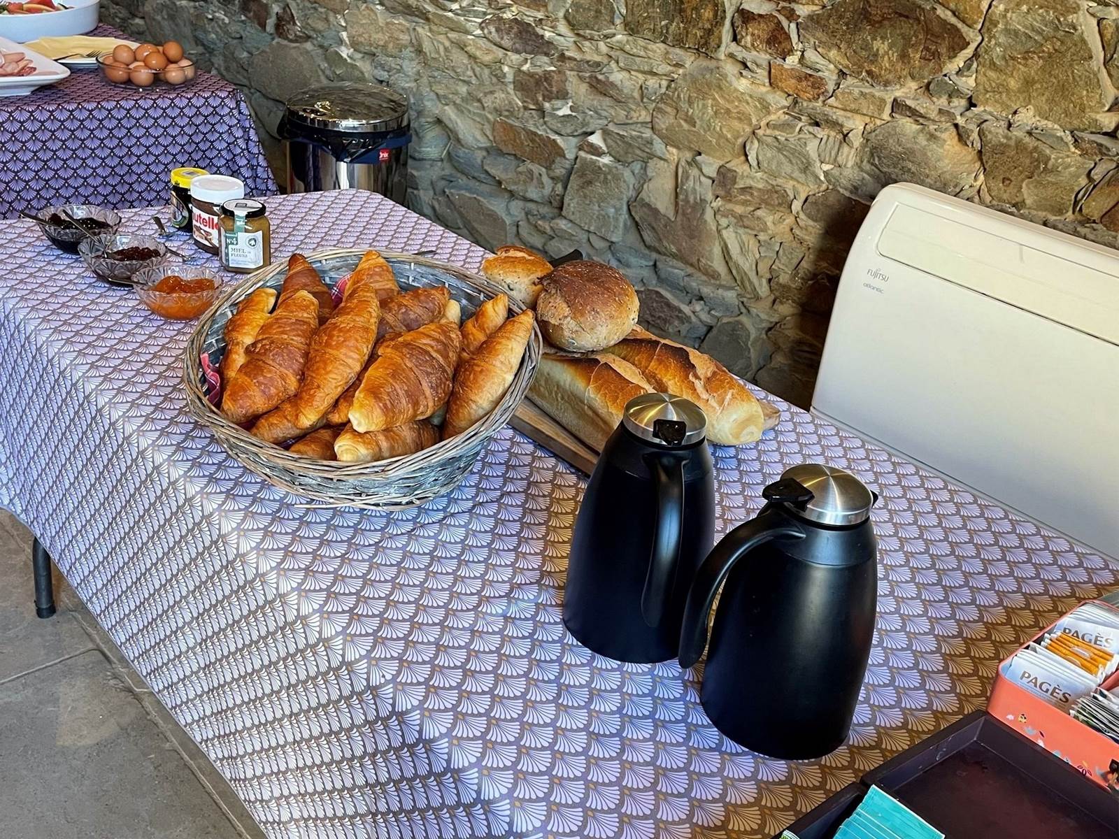 Petit déjeuner copieux : croissants et viennoiseries frais