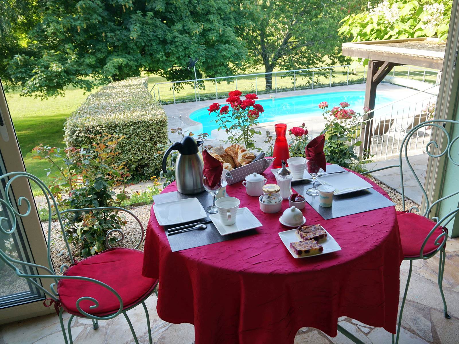 table breakfast piscine veranda dordogne Feuillantines-carousel