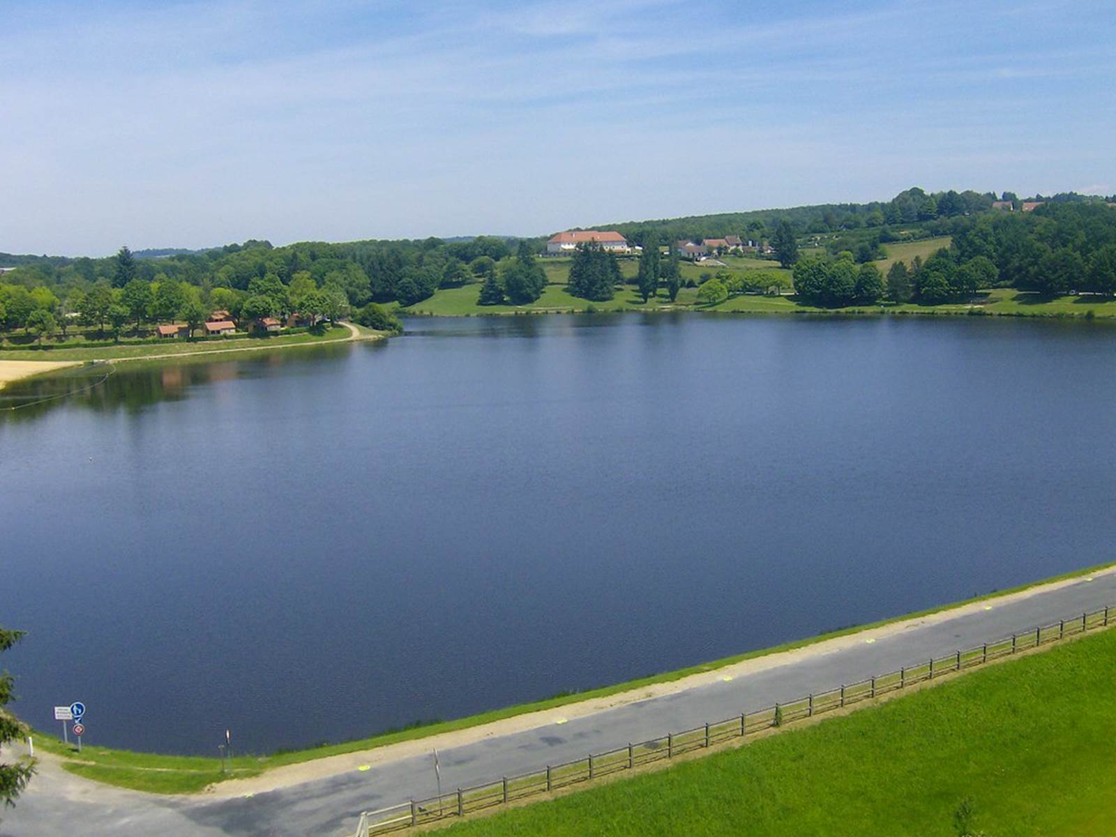 Gîte de la Brunerie Plan d'eau d'Arfeuille