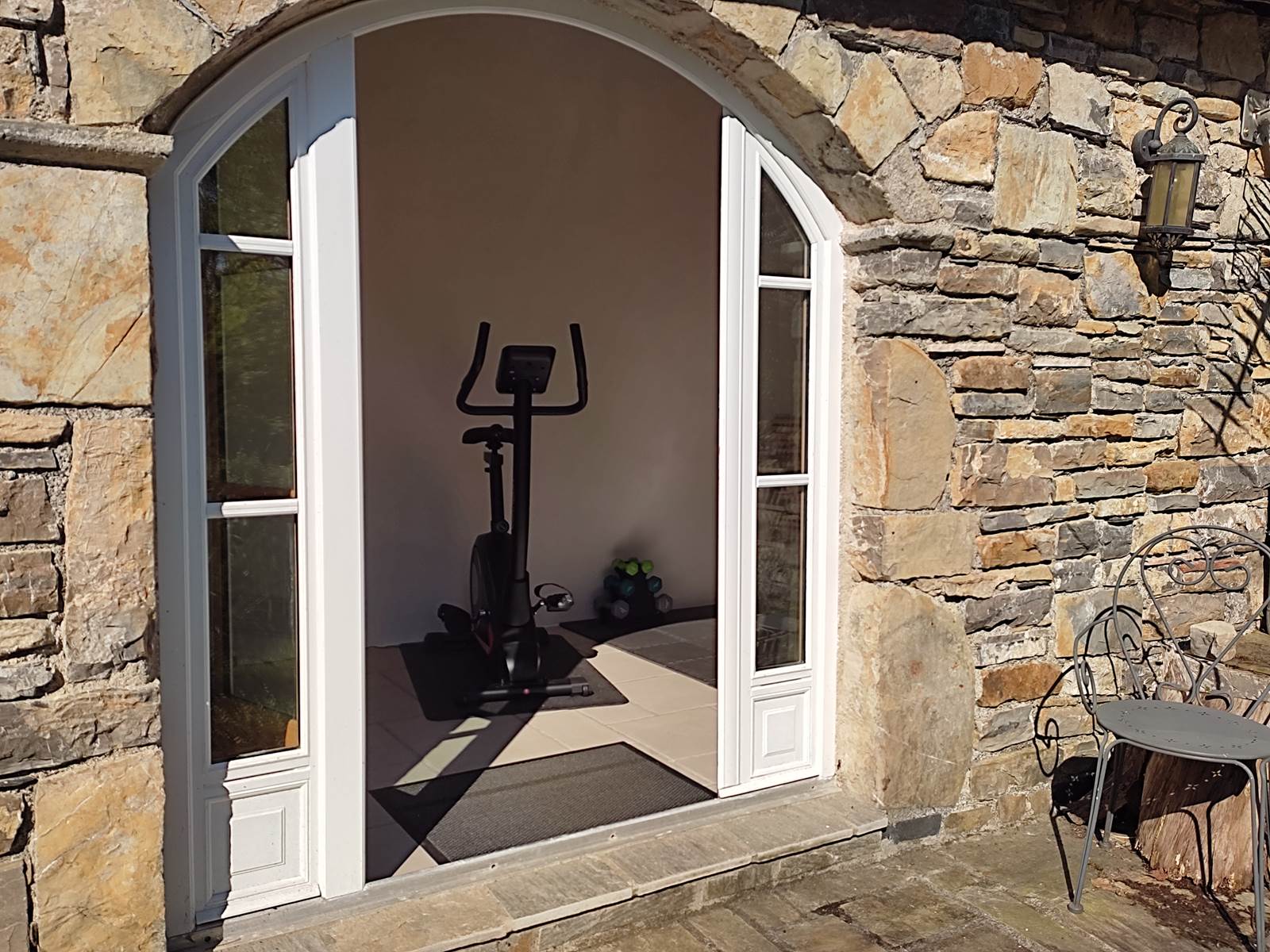 Chambres d'hôtes l'Amphitryon - Salle de fitness avec vue sur le jardin