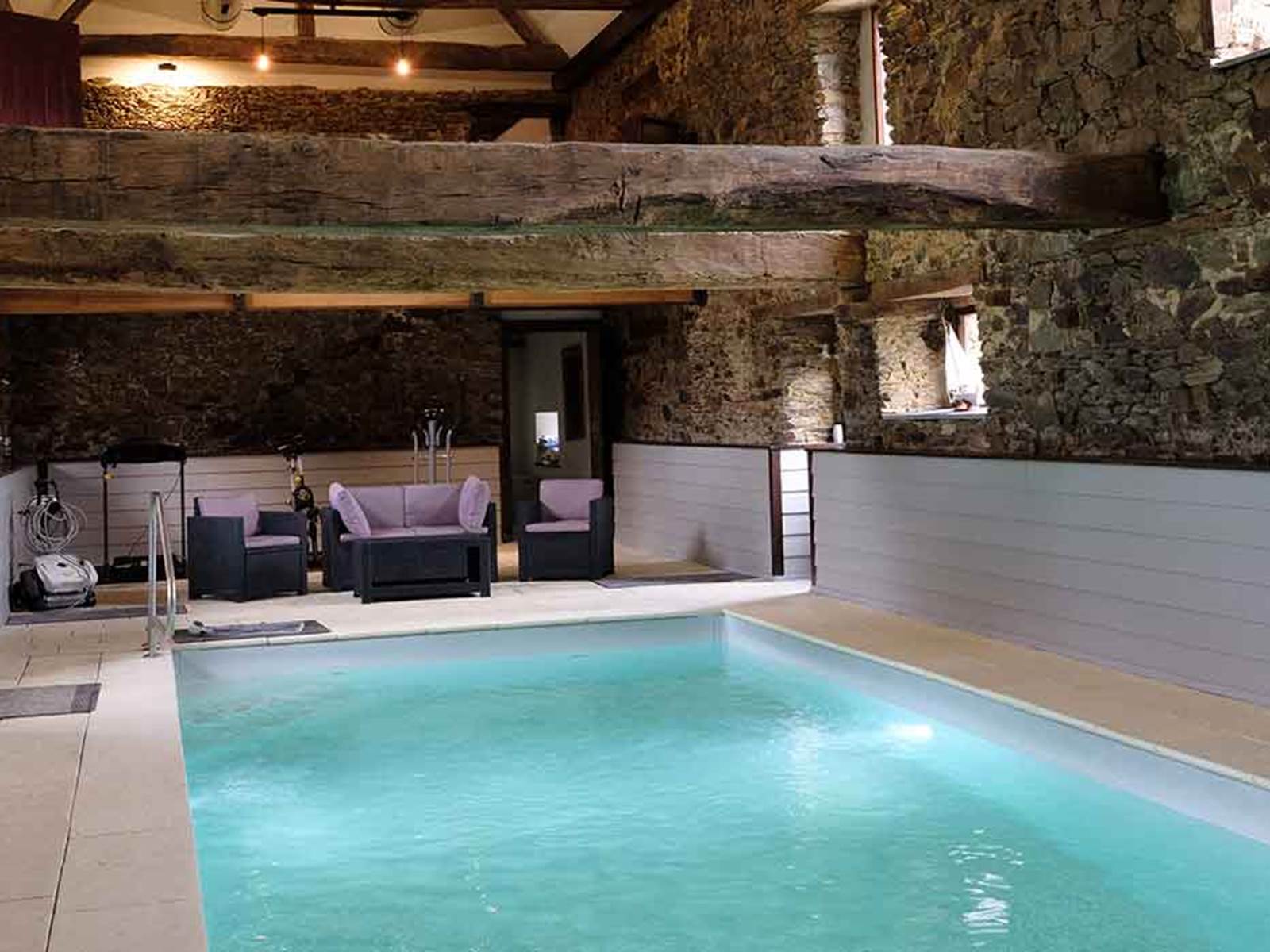 Espace détente au bord de la piscine