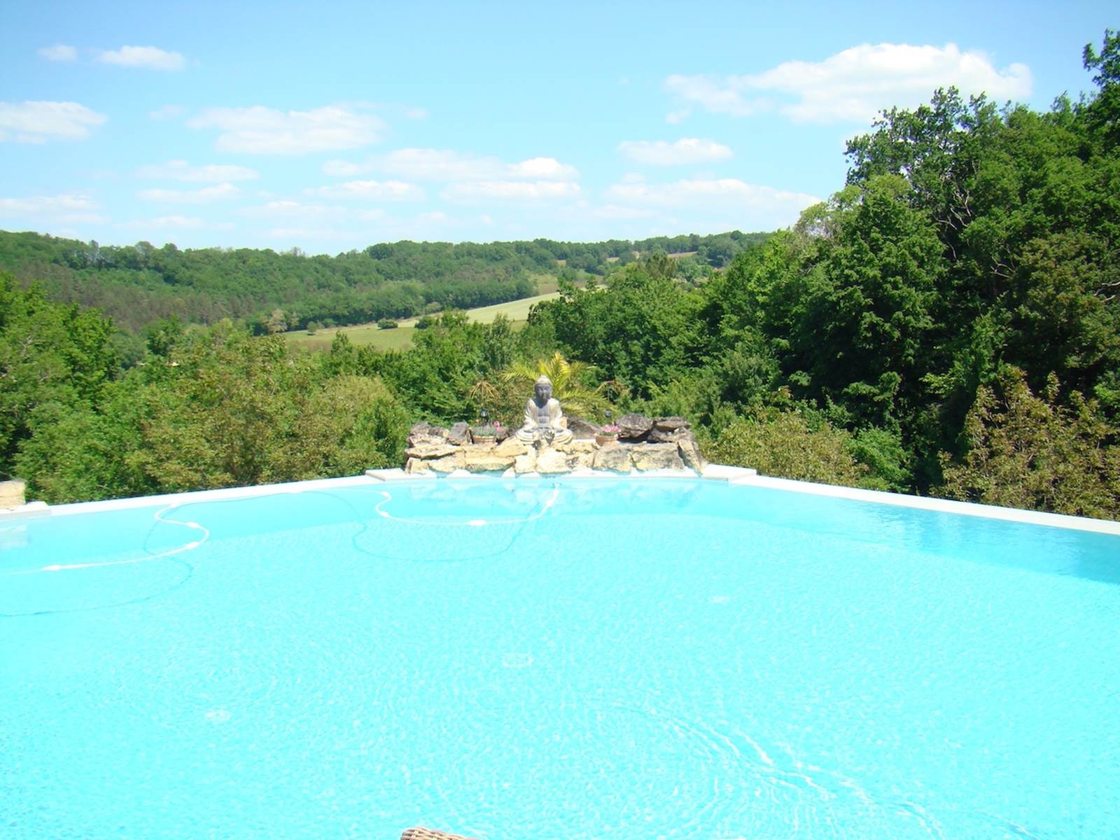 piscine à double débordements et traitée au sel