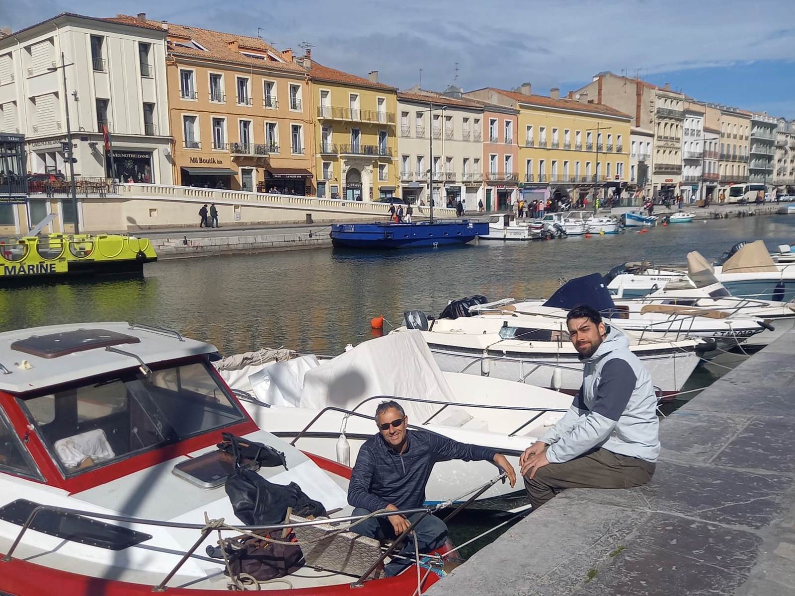 Une partie de l'équipe sur les canaux à Sète-carousel