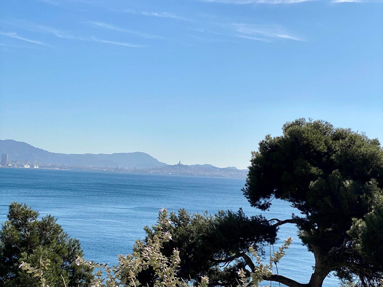 Du côté de Cassis à 45 mn ou beaucoup moins en louant un bateau devant la maison!