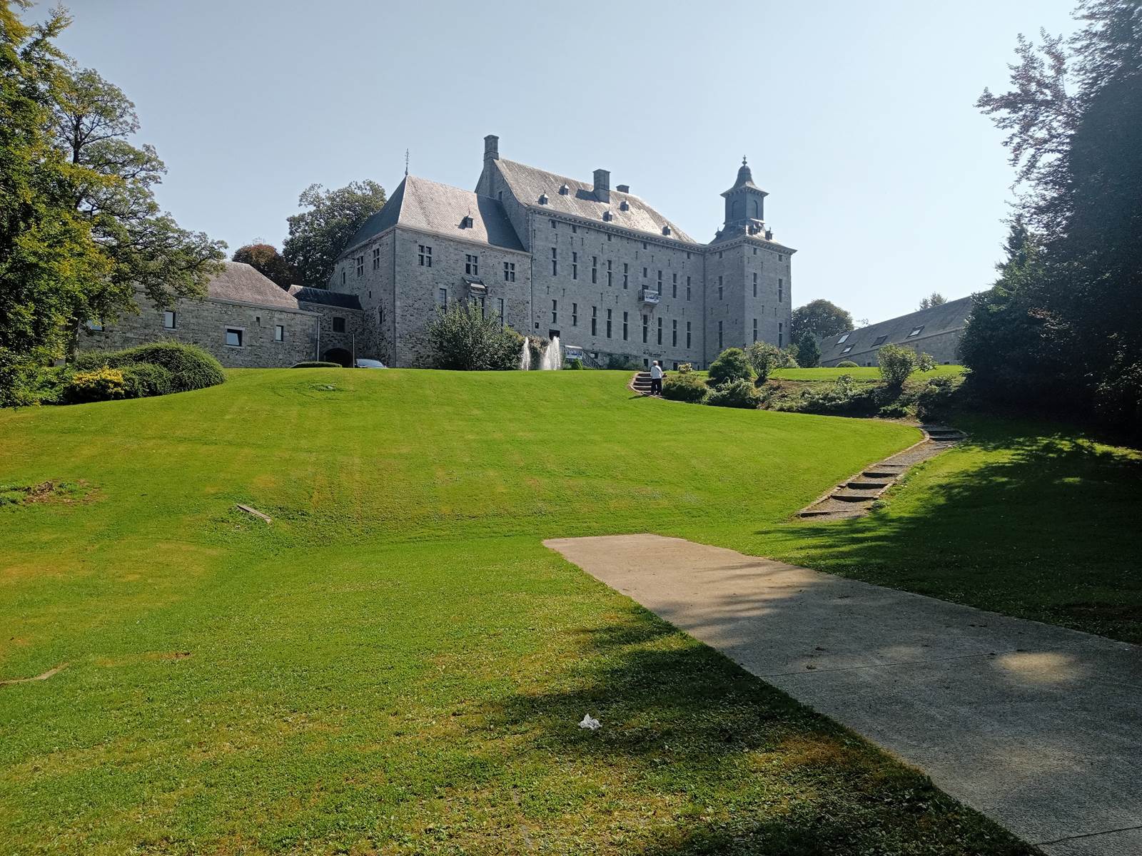 Le Château De Harzé est un château historique situé dans le village pittoresque de Harzé,