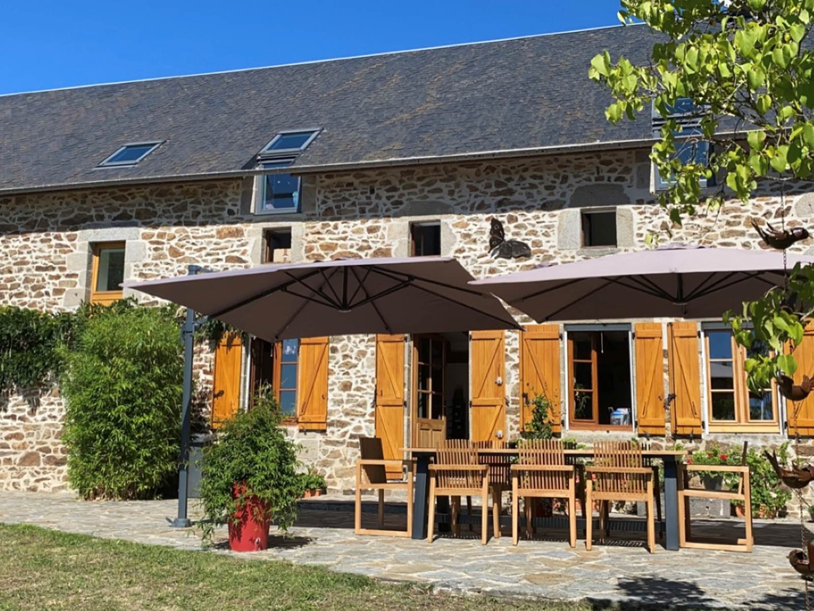 chambreshotes-vue- les-monts-du-cantal