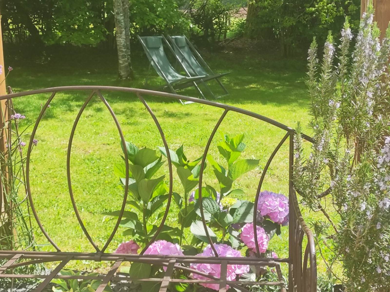 chambreshotes-repos-calme-jardin-hautecorrèze