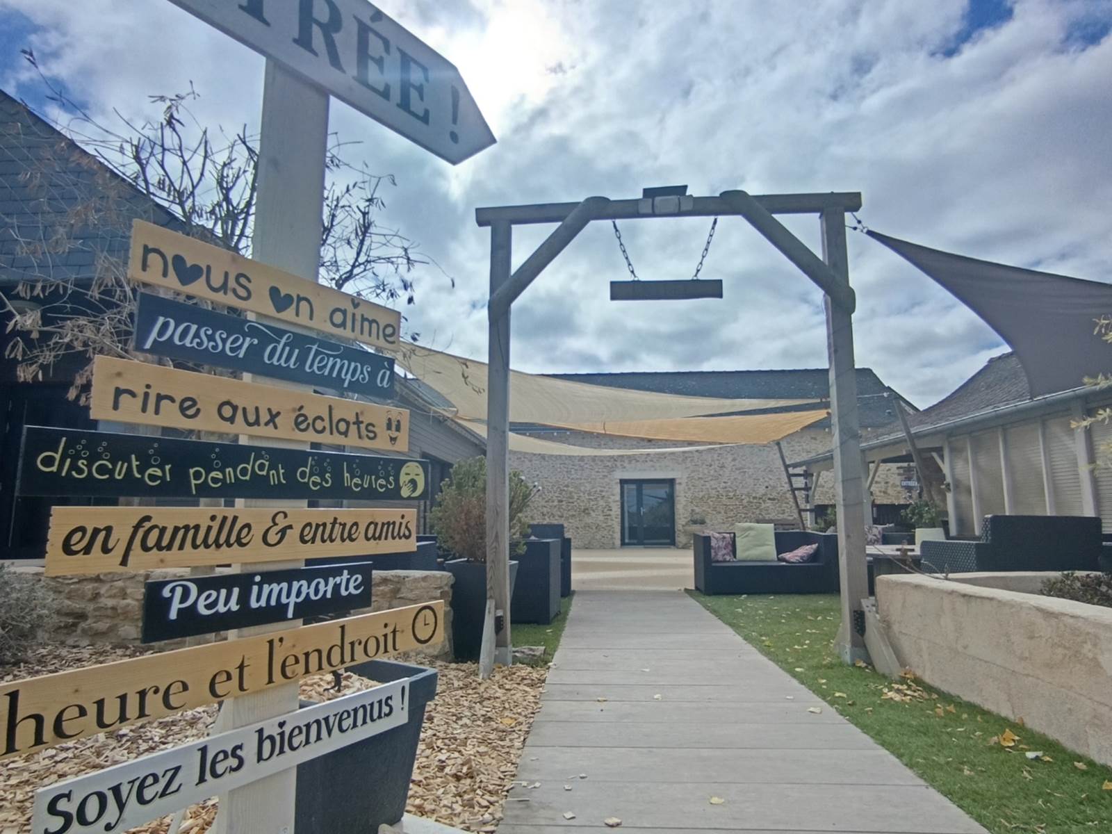 entree-hameau-des-deux-ailes