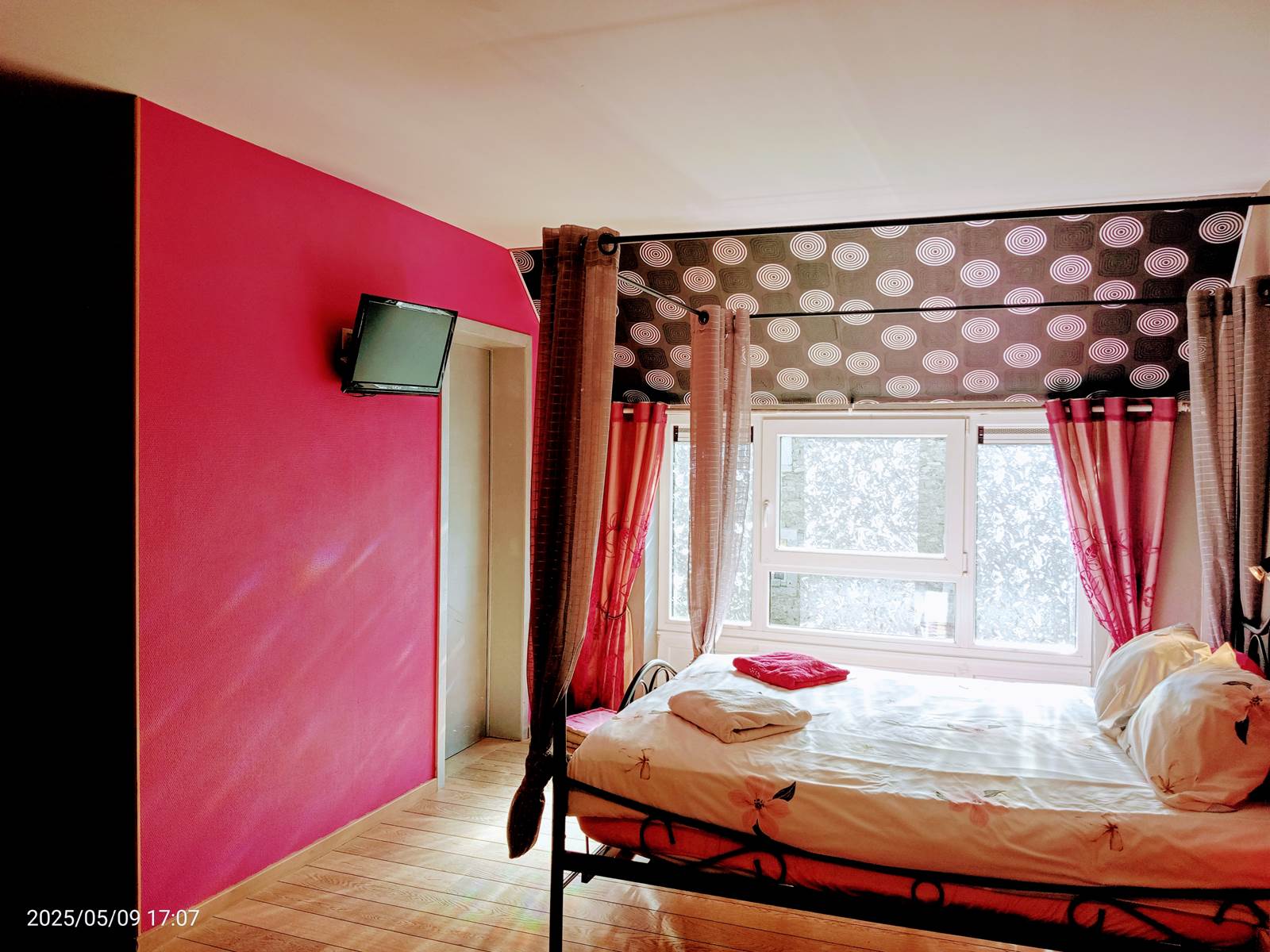 Cette grande chambre reçoit un couple, 2 adolescents, un bébé