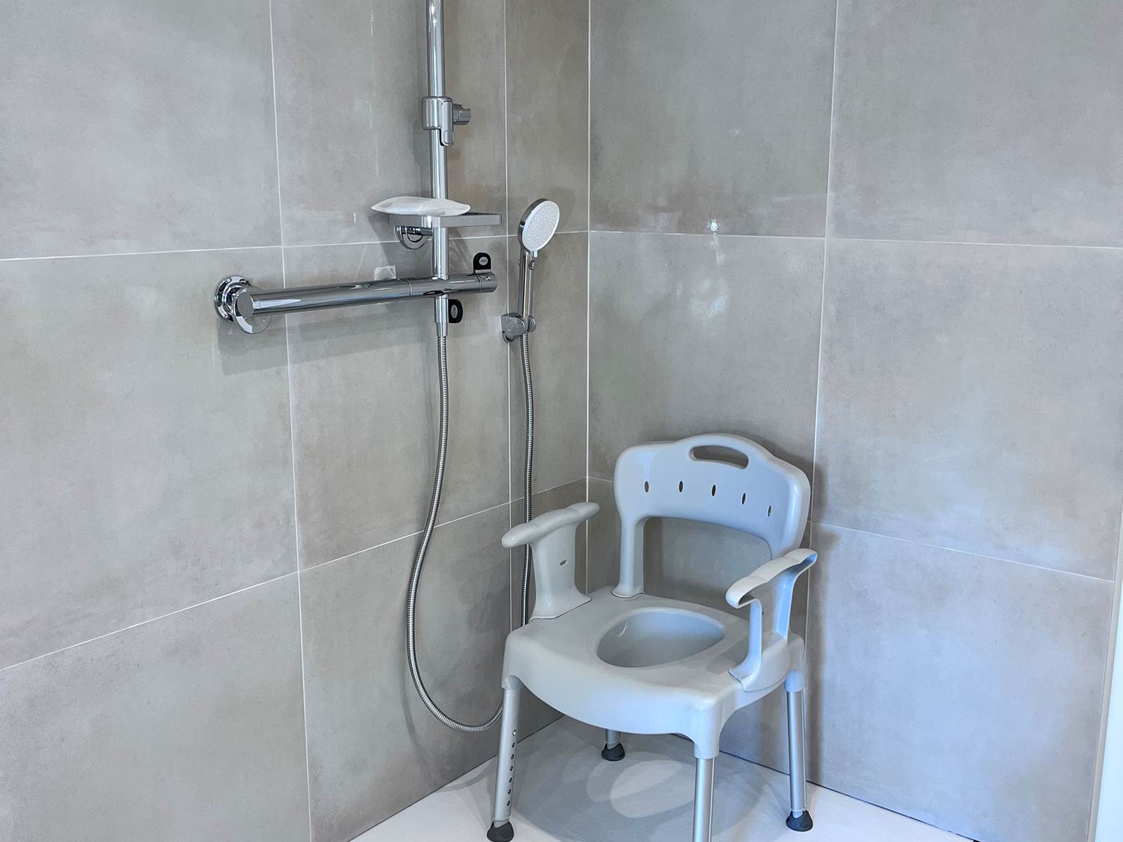 SDB 10 m2 avec douche et 2 lavabos dont 1 PMR et toilettes réhaussée