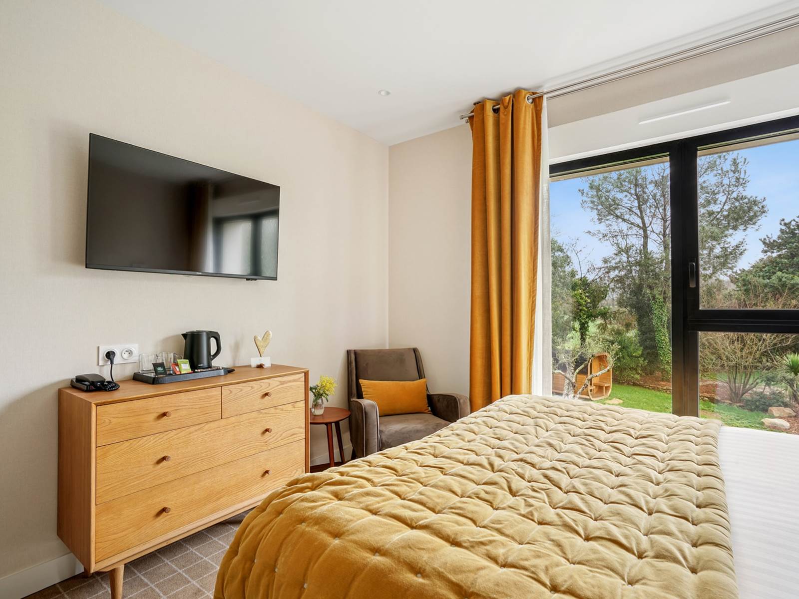 chambre-superieure-hotel-arradon-vue-jardin-golfe-du-morbihan