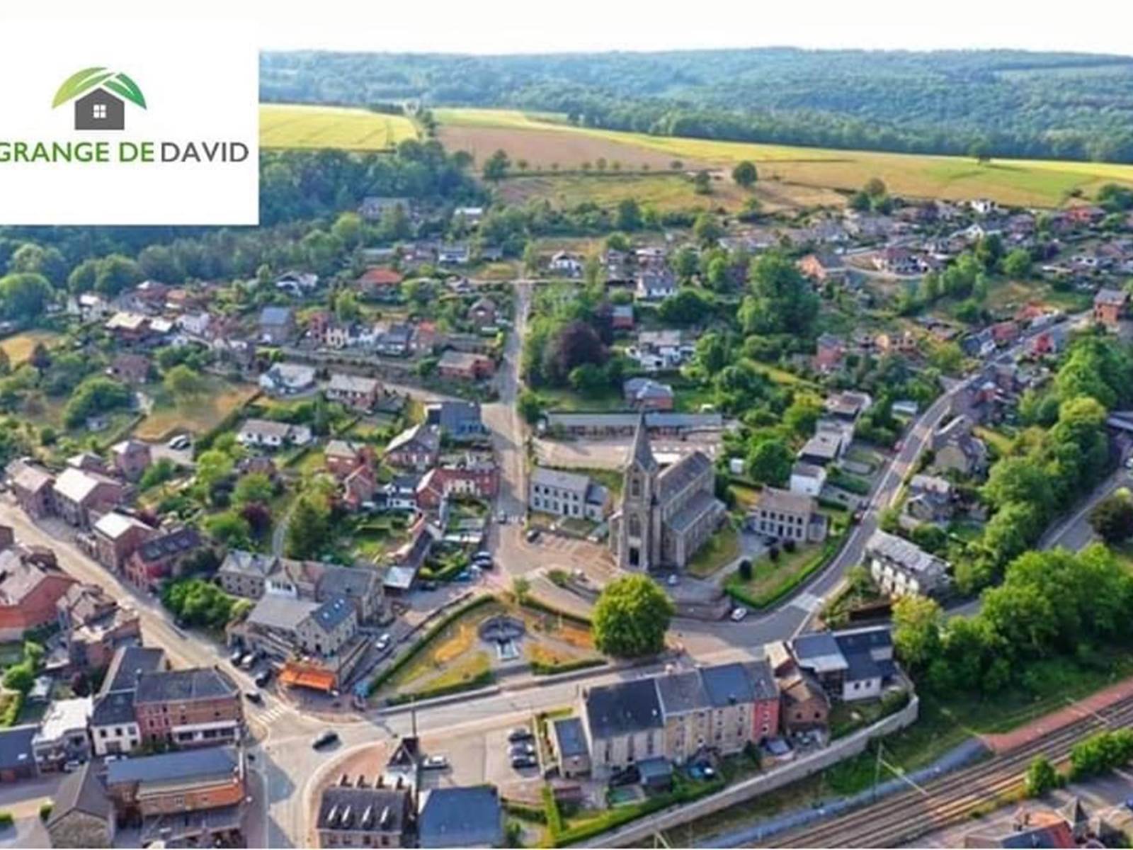 Vue aérienne de HAMOIR traversée par l'Ourthe dans laquelle se jette le Néblon