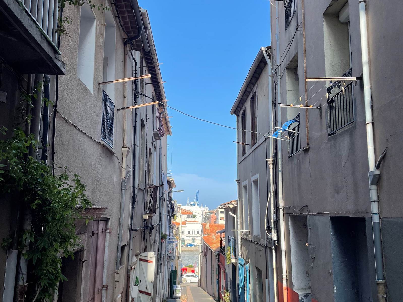 La rue Rapide qui descends du quartier haut à Sète-carousel