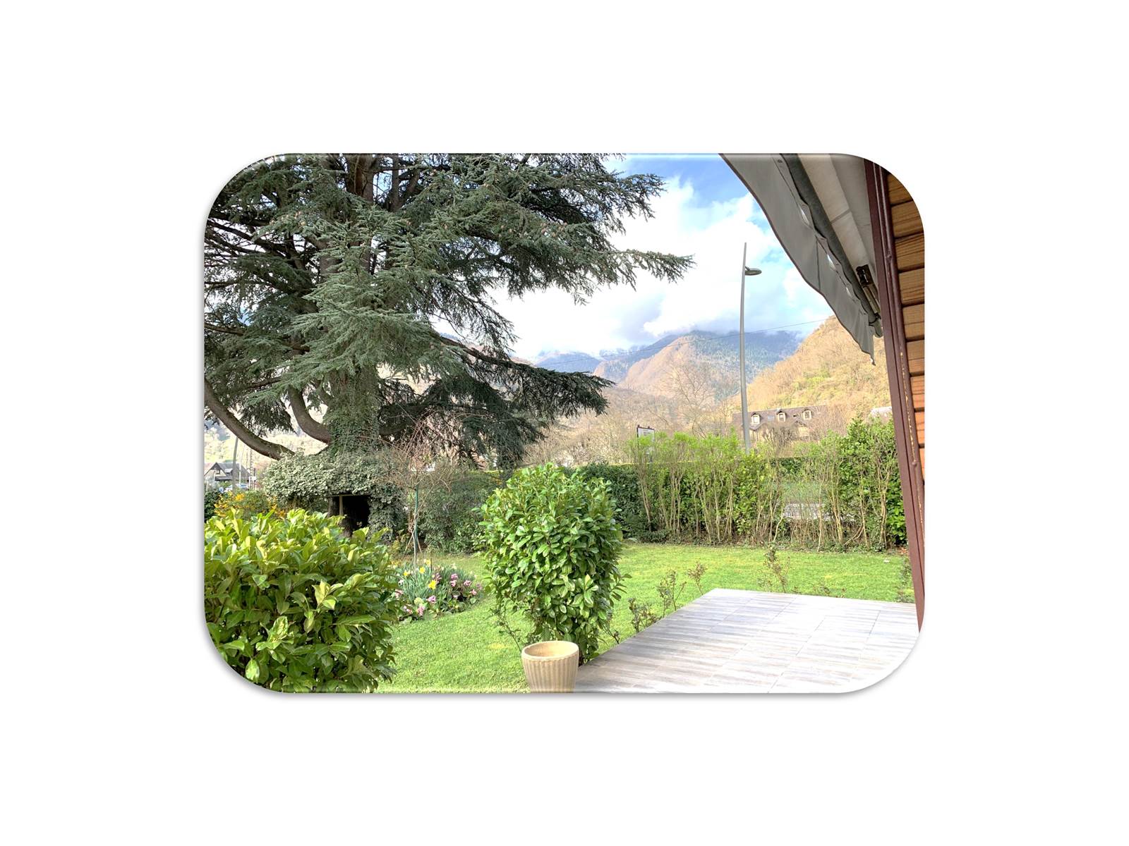 Terrasse vue montagne fond blanc